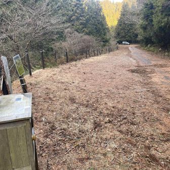 加太向井登山口の駐車スペース
かなりの台数が止められそうです。
名阪国道向井ICから約5分、舗装路でした。