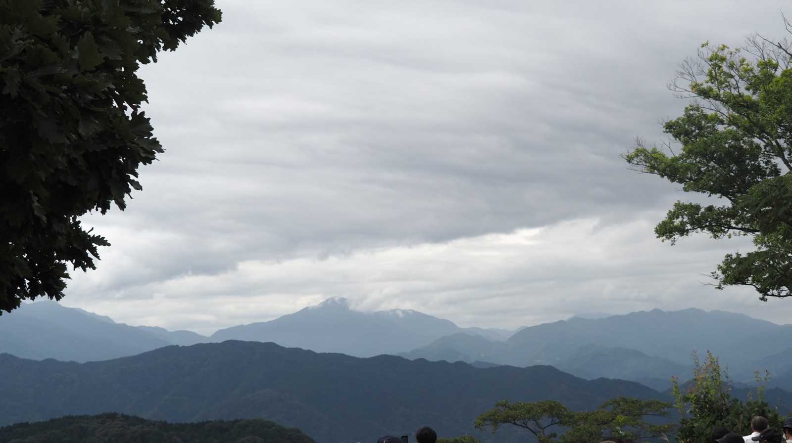 山頂より。富士山は✕、大室山にも雲がかかっています。