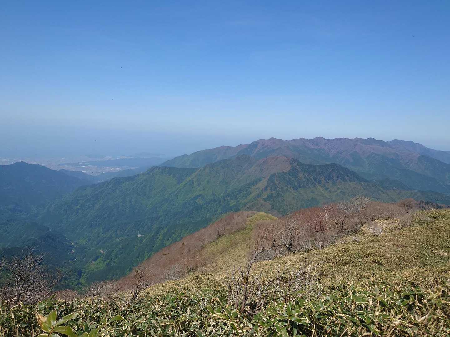 西赤石山、東赤石山方面、
あちらもあけぼのつつじが咲いているのでしょうね。