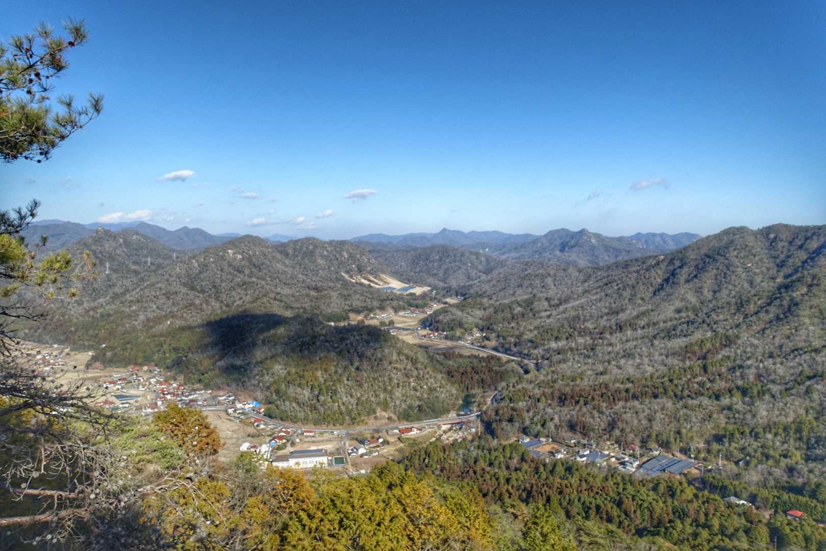 岩の上からの展望。
なんかミニチュアみたいで面白い！
右の奥に大野権現山。
おむすび岩も見えました。