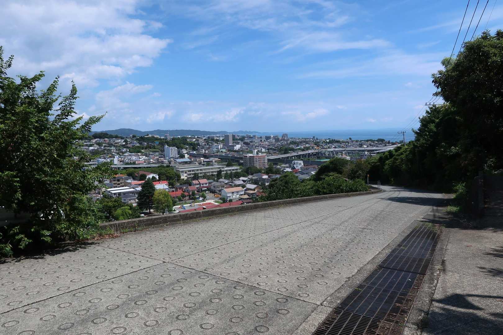 山頂まで99%舗装道です。日当たりよすぎて暑い…💦