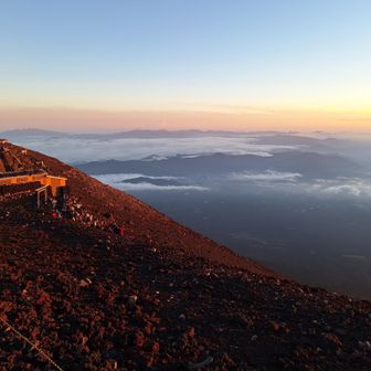 朝焼けに染まる富士山山頂✨