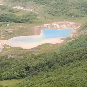 展望岩頭から見た昭和湖、上から見ると色が違って見えるねぇ～✨