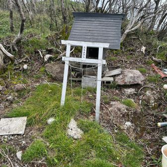 中岳方面に下った所にある高原山神社祠