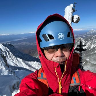 暴風でとにかく寒い。
飛ばされないように手袋を取り
頑張って自撮り。