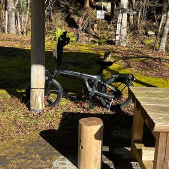 五番関トンネルに到着
昨日デポしておいたマイチャリンコがあり安堵
これで山行は終了。
ただ登山口に駐車しているマイカーまで25kmほどサイクリングします。