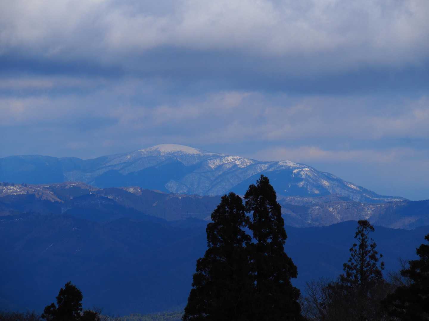 比良の蓬莱山はいい感じに積雪している様子　山頂のリフト乗り場が見えます。