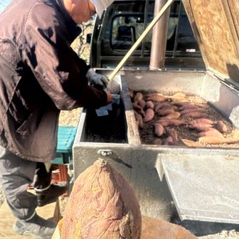 宝筐山のふもとで
焼き芋🥔を販売してました。