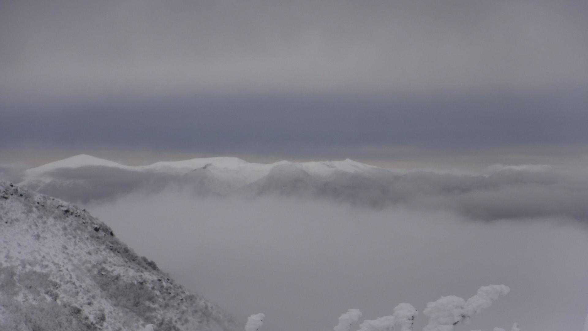 櫛ヶ峰の脇から、左から箕輪、鉄山、安達太良ですかね｡｡｡