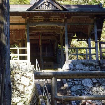 生石神社
修験道の開祖である役行者が修行に訪れたという伝承が根付いている
修験者は、険しい山道を、祈りを捧げながら登り歩き、そのルート上の重要な拠点や境界線となったのが、生石神社や旧・札立峠であった
山頂の生石ヶ峰を目指す行者たちにとって、生石神社は山の神の加護を祈る最も神聖な結界の一つだったと考えられている