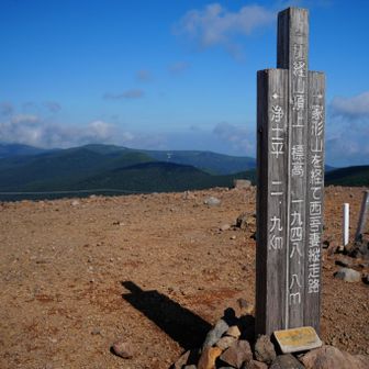 気にはなるがしょうがない・・
ロープを跨いで一切経山▲1949mに到着
今まで見れなかった反対側もいい景色✨