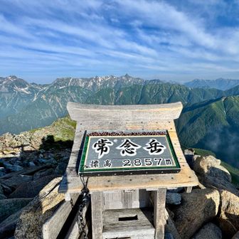 常念岳とうちゃーく！
山頂、独り占めです。
槍穂も綺麗に見えてます😍
わたしも陰で写ってる。