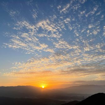 ご来光は犬鳴と三郡の間から。