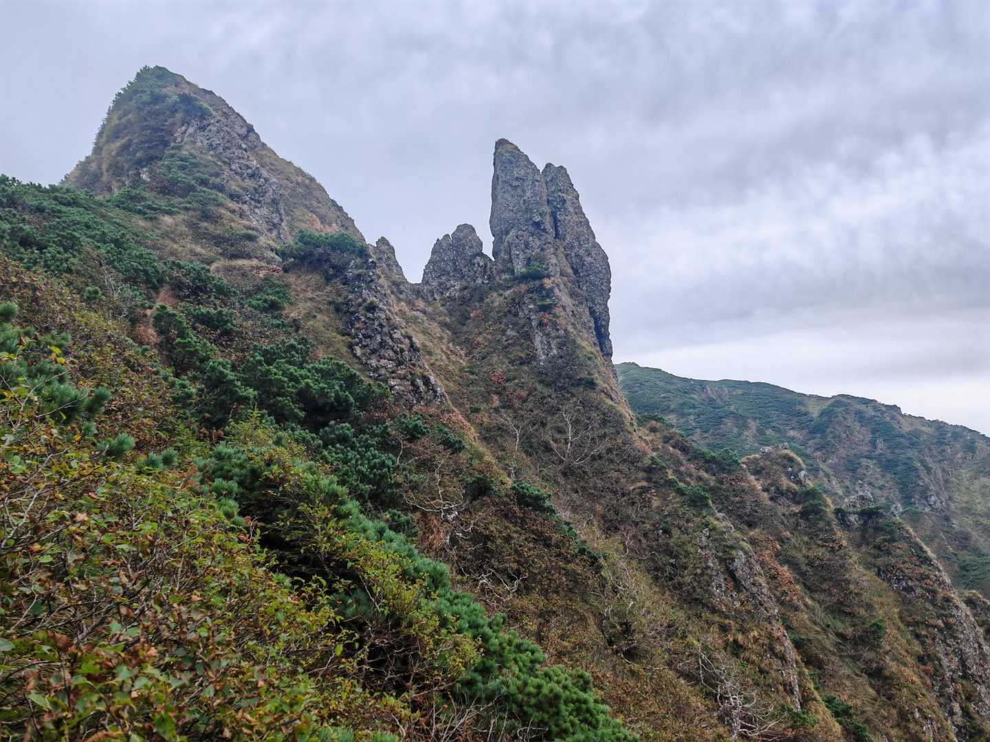 荒々しい岩山ですが、登山道はよく整備されています。クライミング要素は無し。
