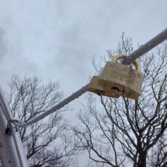 南京錠が。恋人同士の願掛け？色んな所にありました。