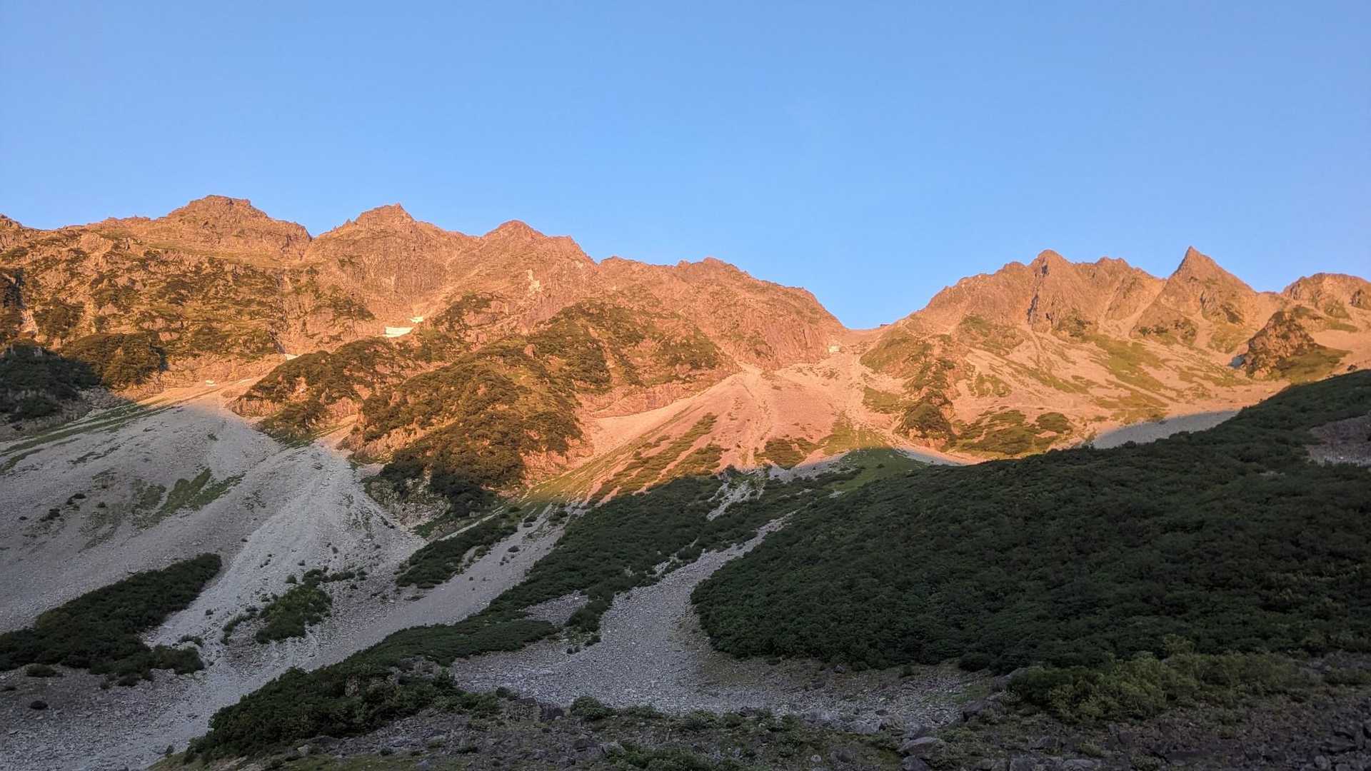 朝、晴れてます。
めちゃ青いやーん。
この最高のいい日に下山しまーす。