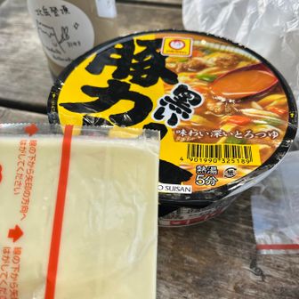 今日の昼ごはん。カレーうどんにとろけるチーズを入れる。