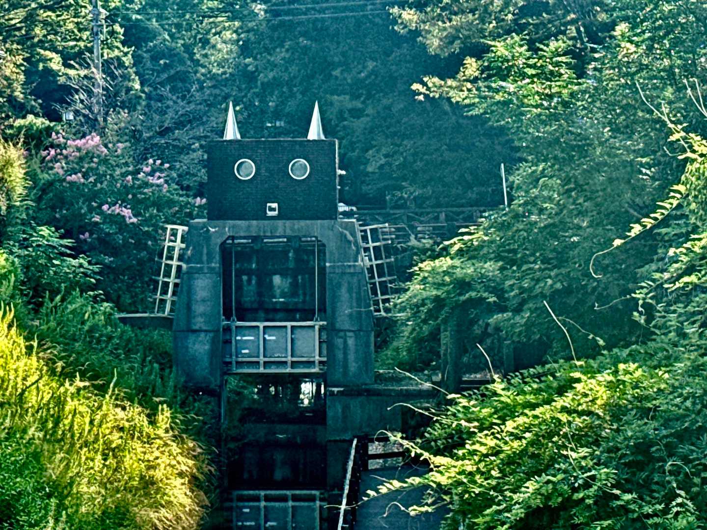 ユニークな外観　ロボット水門

忠節用水分水樋門といって本物の水門です

（昭和7年(1932)建造　岐阜県近代化遺産の指定も受け、文化的にも評価されている）