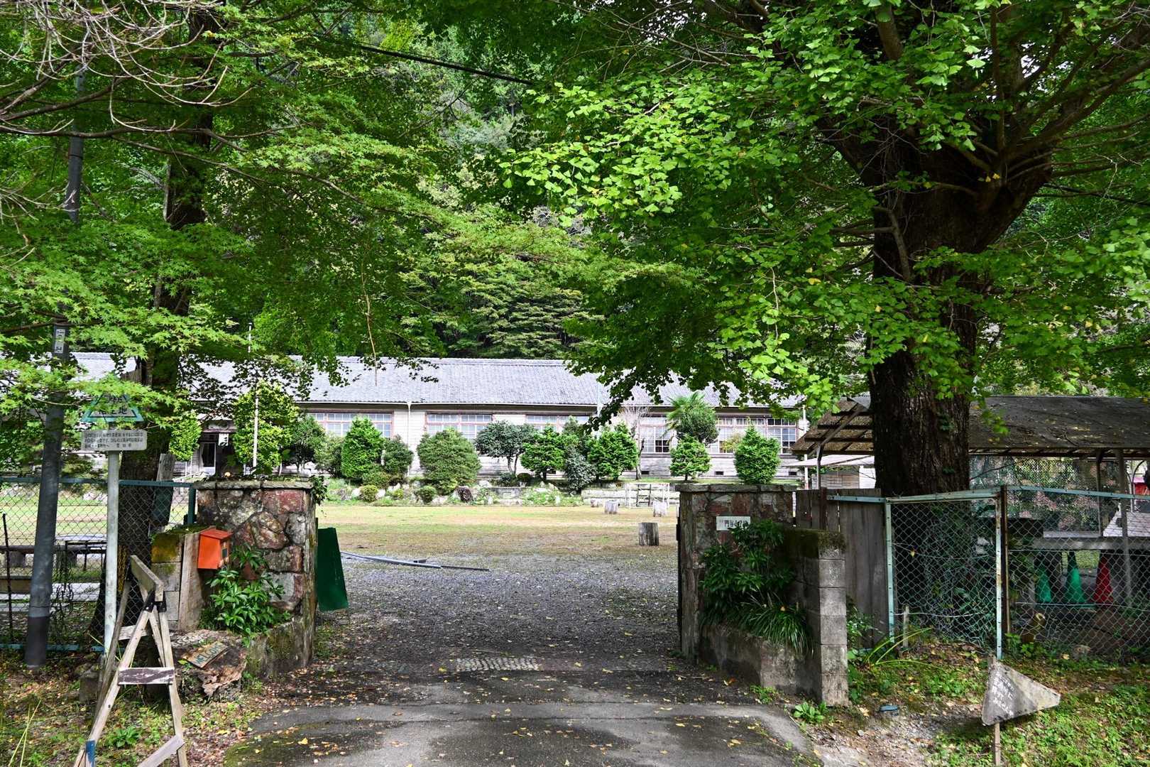 旧門谷小学校
大正時代に建てられた木造校舎（廃校）