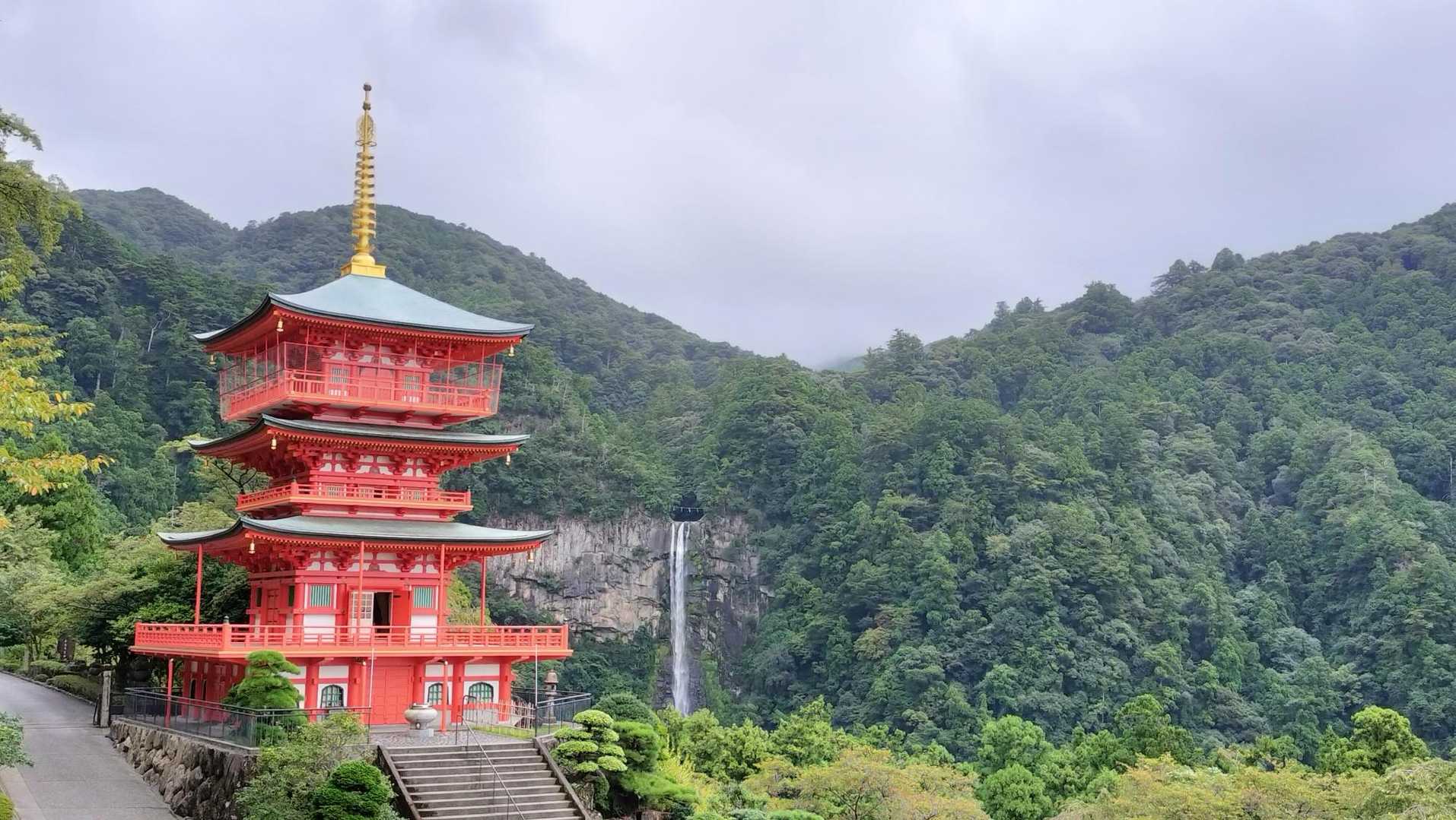 三重塔と那智の滝