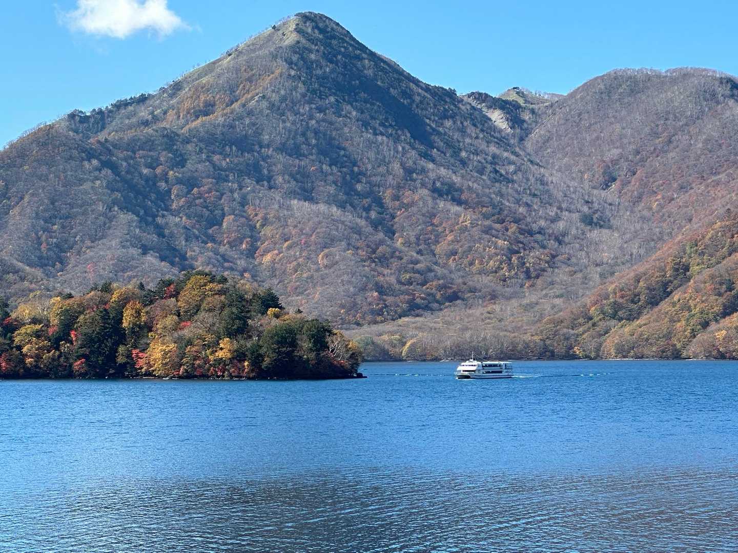 社山と八丁出島と遊覧船