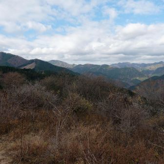 写真左の方にあるピークがたぶん白クラノ頭