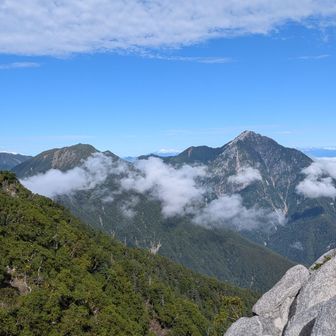 仙丈ヶ岳からアサヨ峰、駒津峰、甲斐駒。雲がいい感じ〜