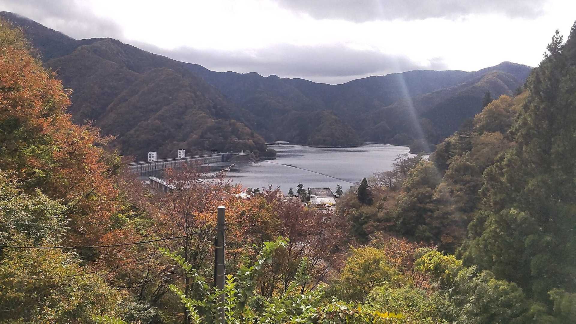 ゴールの奥多摩湖が見えてきました