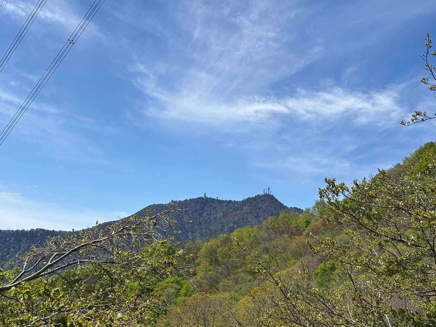 あ、あの電波塔群はラスボス三ッ峠山やん。近いやん？