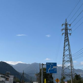 前方には山々、浦山方面へ進み続けます