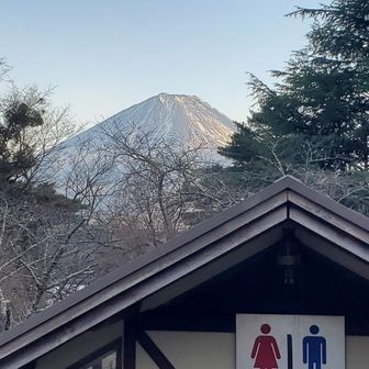 トイレ越しに富嶽

協力金50円らしいです（未確認💦）