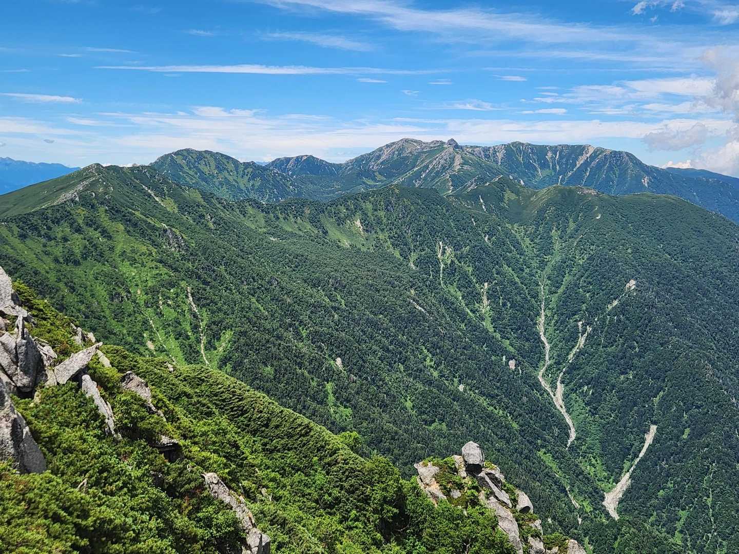 それでも景色は最高！
歩いてきた稜線もよく見えました
