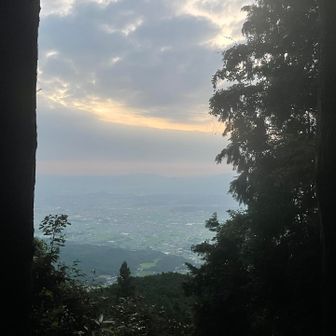 日の出前の御所の町です。