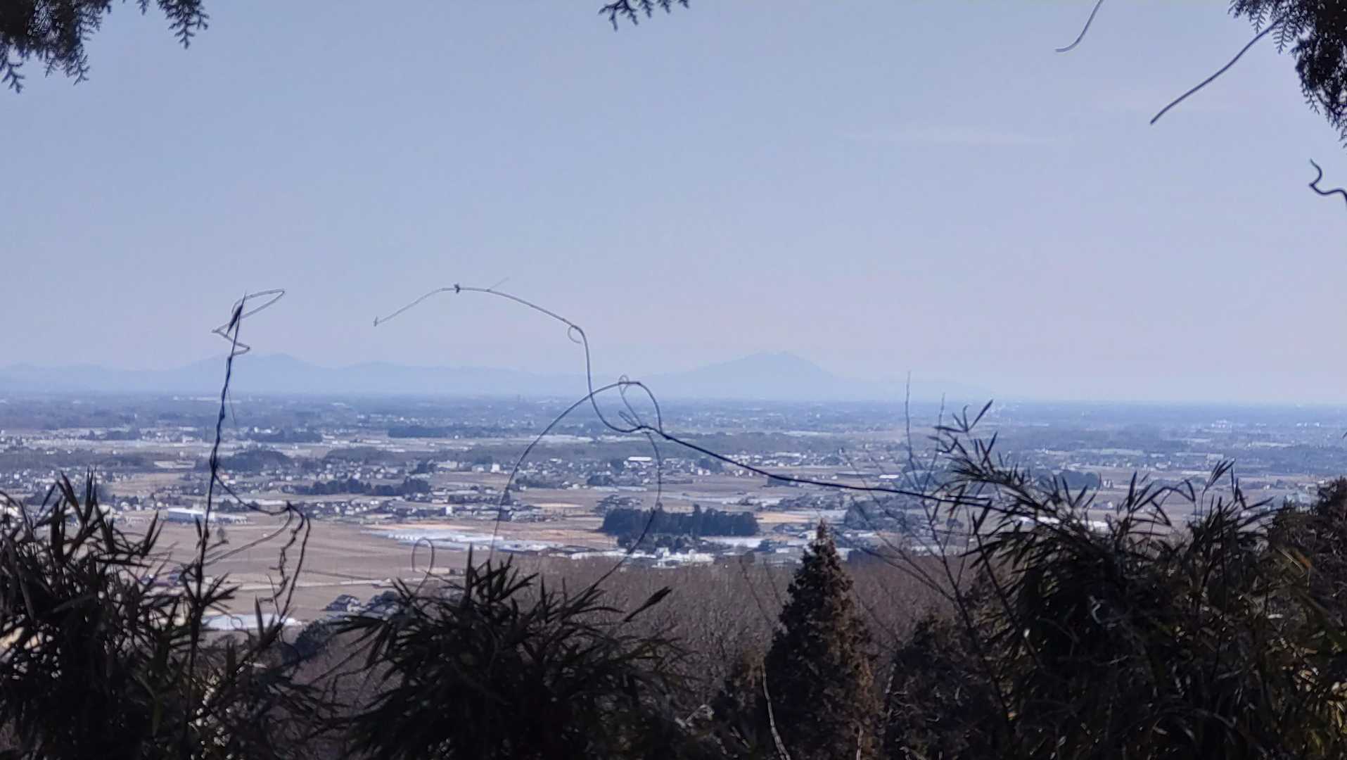 途中景色が開けたところから。
霞んでいますが、うっすらと筑波山。
