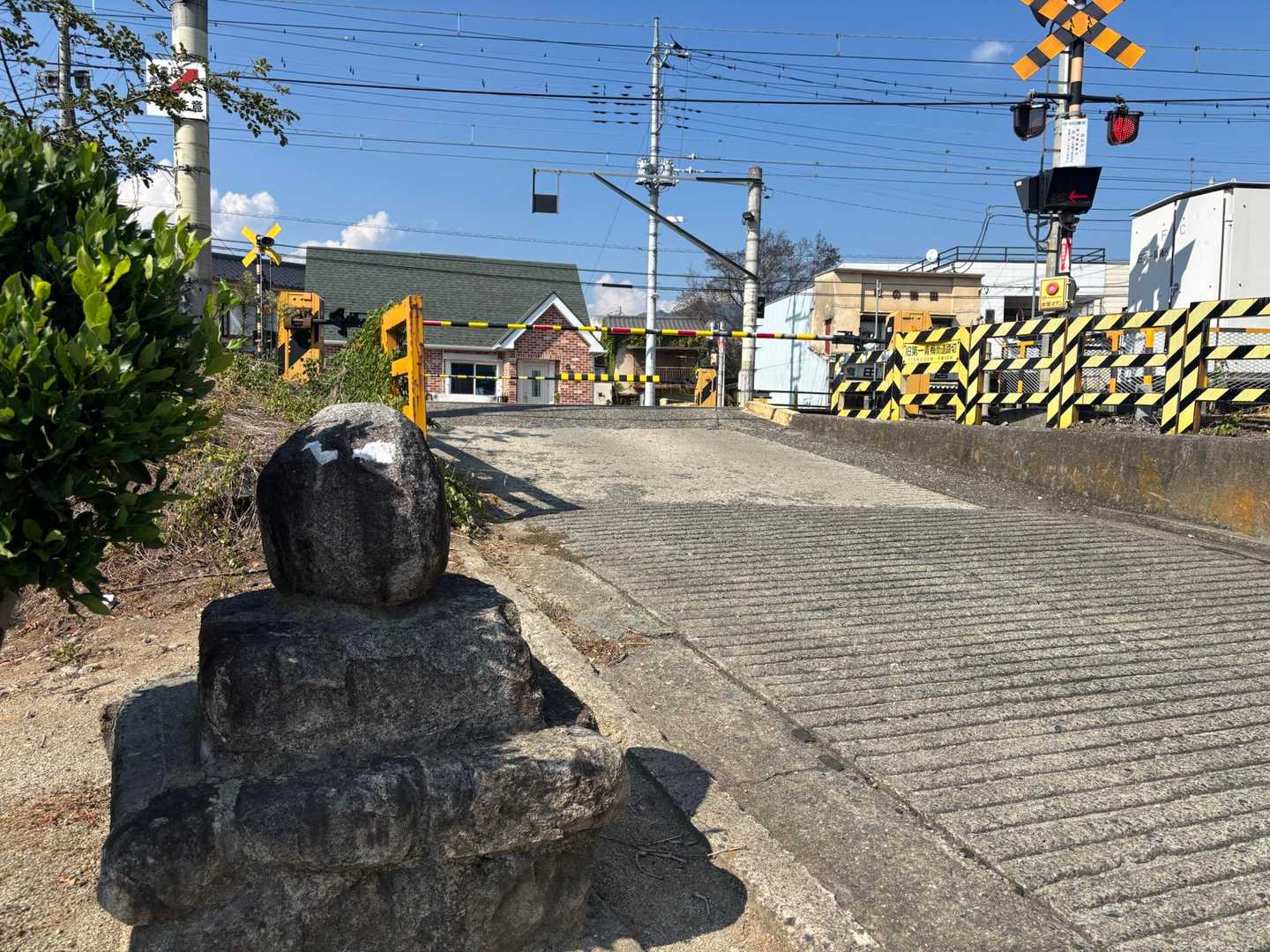 塩山駅をスタートしましたが、とにかく暑い🥵
目の前で踏切の遮断機が下りた💦
