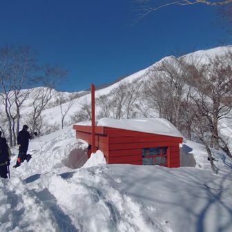 避難小屋
雪が多いと完全に屋根まで埋まる
