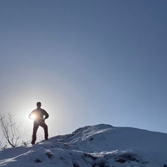 山頂の岩の上に登ってみた！

☀️を抱えてみた💪🏼