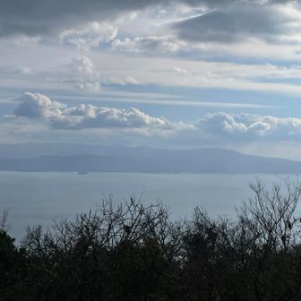 今年の登り始めの山、高縄山を望む