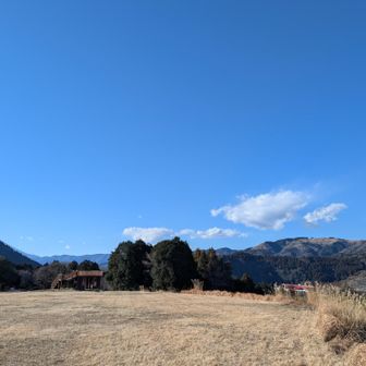 寝転がってみたり、裸足になってみたり、
犬連れて絶景見ながらエスプレッソ飲みに来たという方々とお話ししたり、
めざしを齧っただけなのに、こんなに素敵な気持ちになれるんだなぁ。
歯が欠けたとか、歩くとか、ピーク踏むとか、どうでもよくなってくる。
まあでも、あと２座いこう。

ちなみに右に見えてるのが大野山。あそこも景色が良いと教えてもらった。