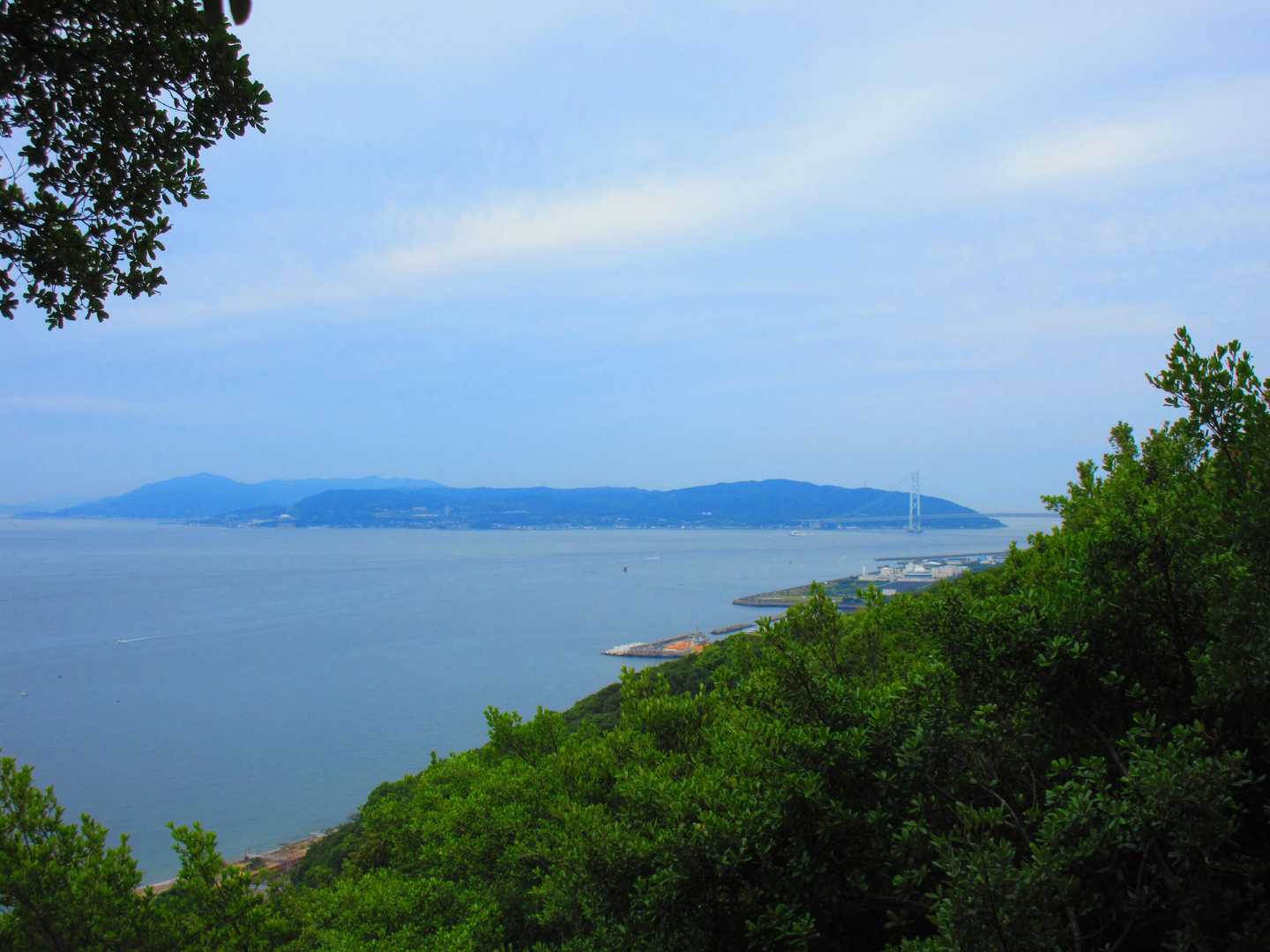淡路島
右手：明石海峡大橋