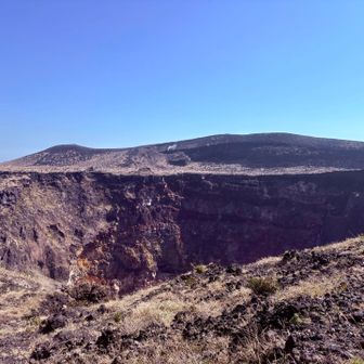ここからは火口の底は見えません。