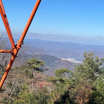 経盛山から白い大山がうっすら見えたが…どこかな