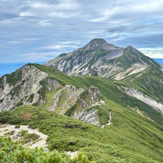 だんだん遠のいていく山頂…