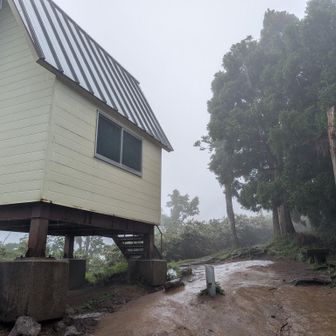 氷ノ越避難小屋到着！
思いのほか、汗かいてしまったなあ
カッパ脱ぐと涼しい！