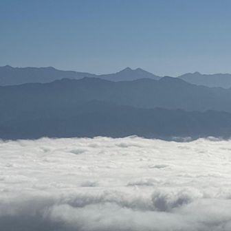 虚空蔵山から雲海✨
伊那山脈と中央に池口岳