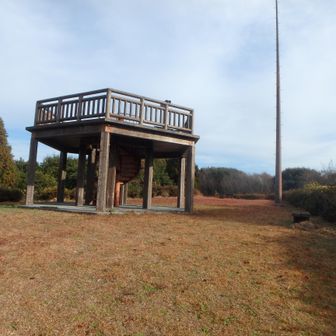 山頂展望台　上がってみたが展望はいまいちでした。