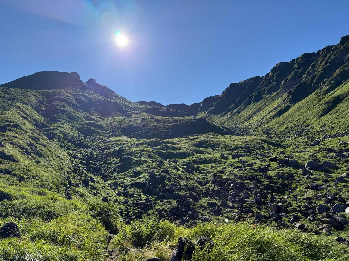 左に山頂
右に外輪山