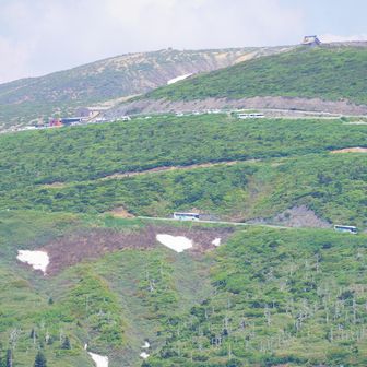蔵王ハイラインを走る観光バス。