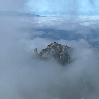 雲に浮かぶ瑞牆山