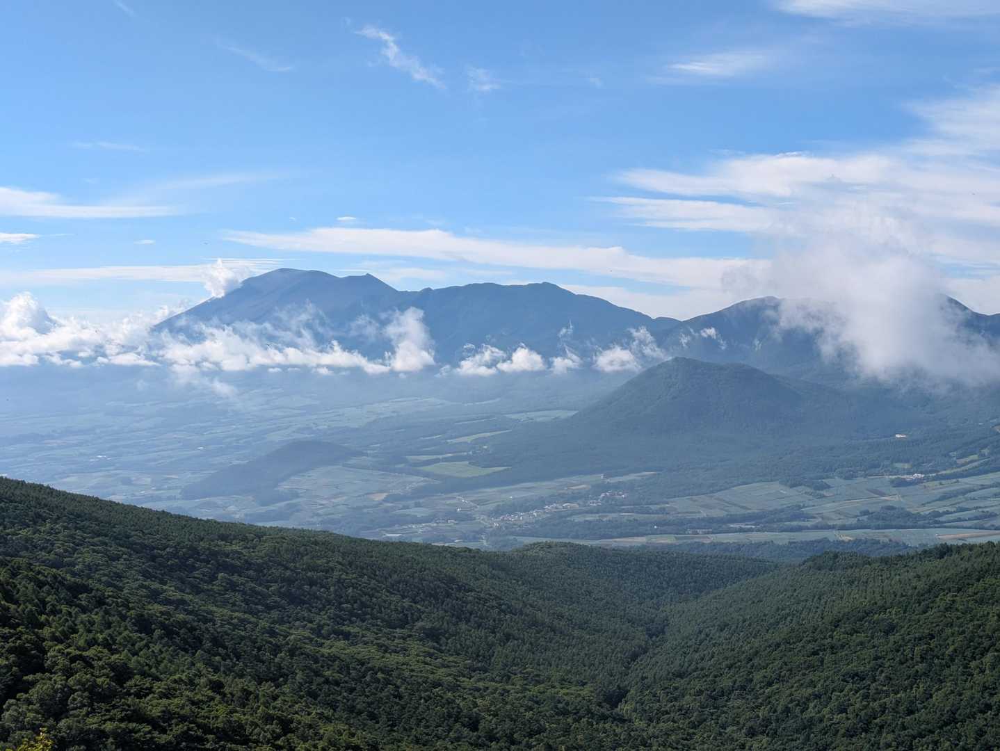 嬬恋側からの左に浅間山から右に湯ノ丸山、烏帽子岳の浅間山連峰
浅間山、こんな形してるんだと思いました